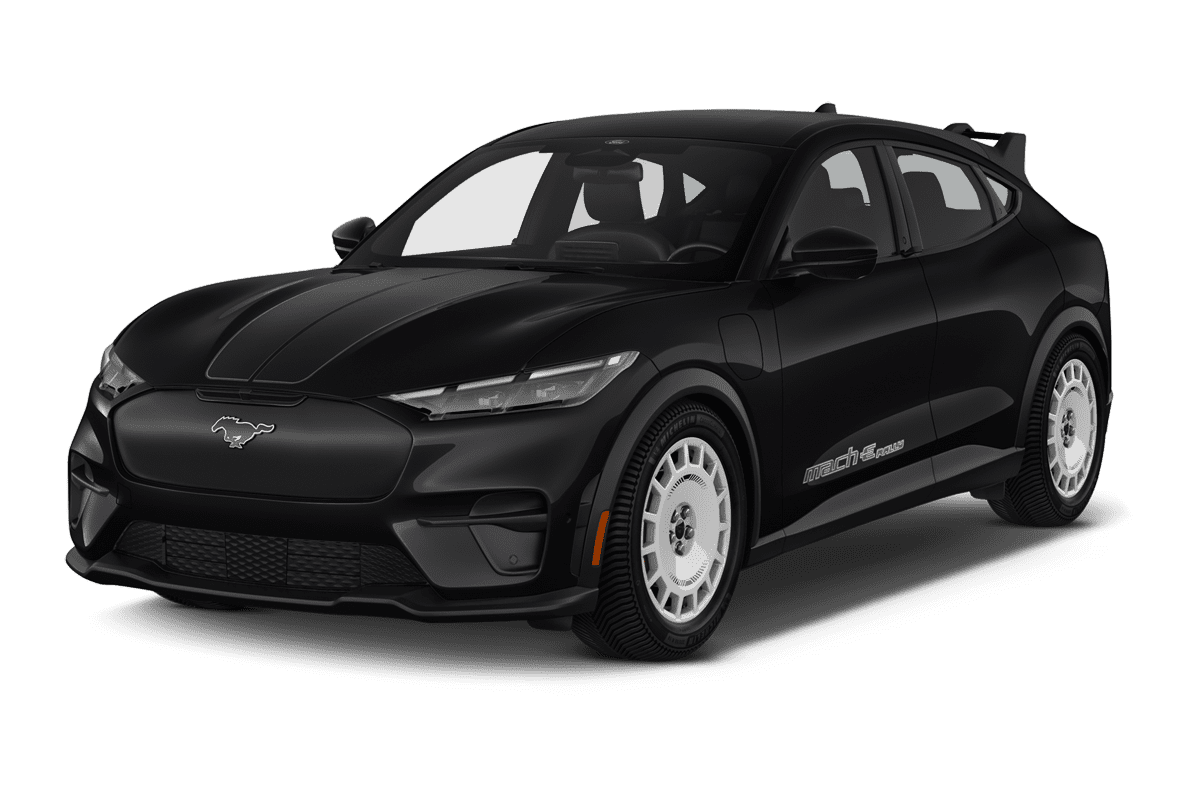 Schräge Frontansicht eines Ford Mach E (neues Modell), freigestellt