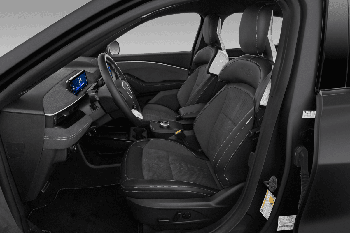 Vordersitze eines Ford Mach E (neues Modell)