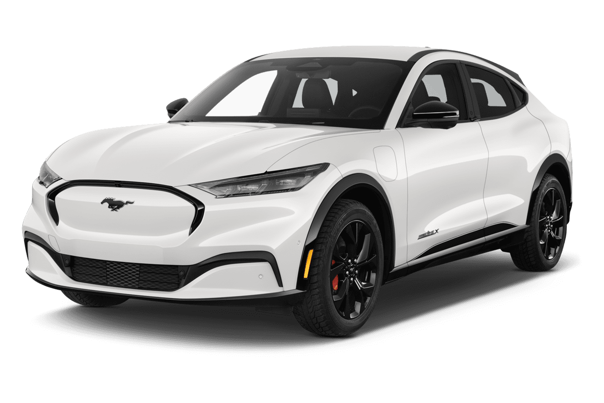 Schräge Frontansicht eines Ford Mach E, freigestellt