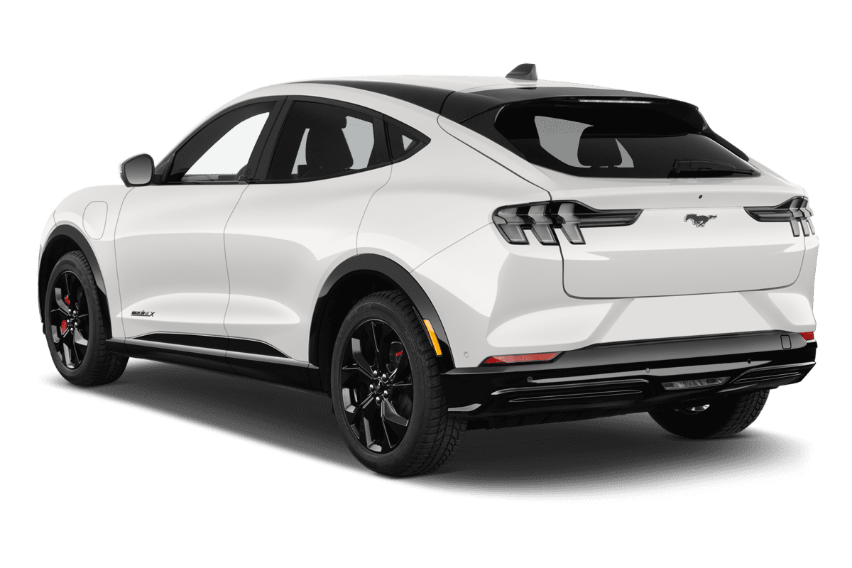 Schräge Heckansicht eines Ford Mach E, freigestellt