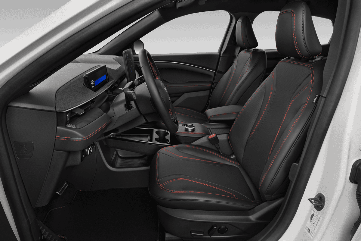 Vordersitze eines Ford Mach E