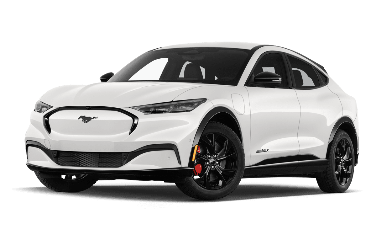 Tiefe, schräge Heckansicht eines Ford Mach E, freigestellt