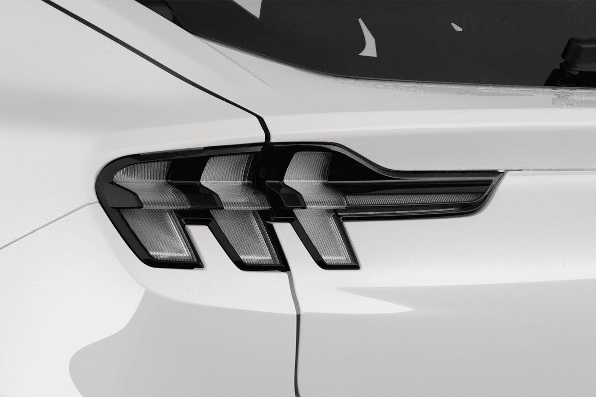 Heckleuchten eines Ford Mach E