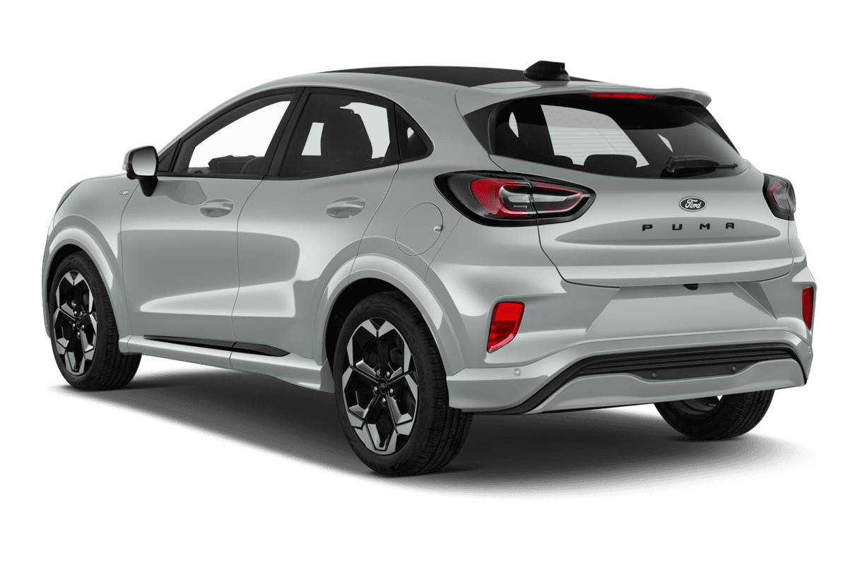 Schräge Heckansicht eines Ford Puma, freigestellt