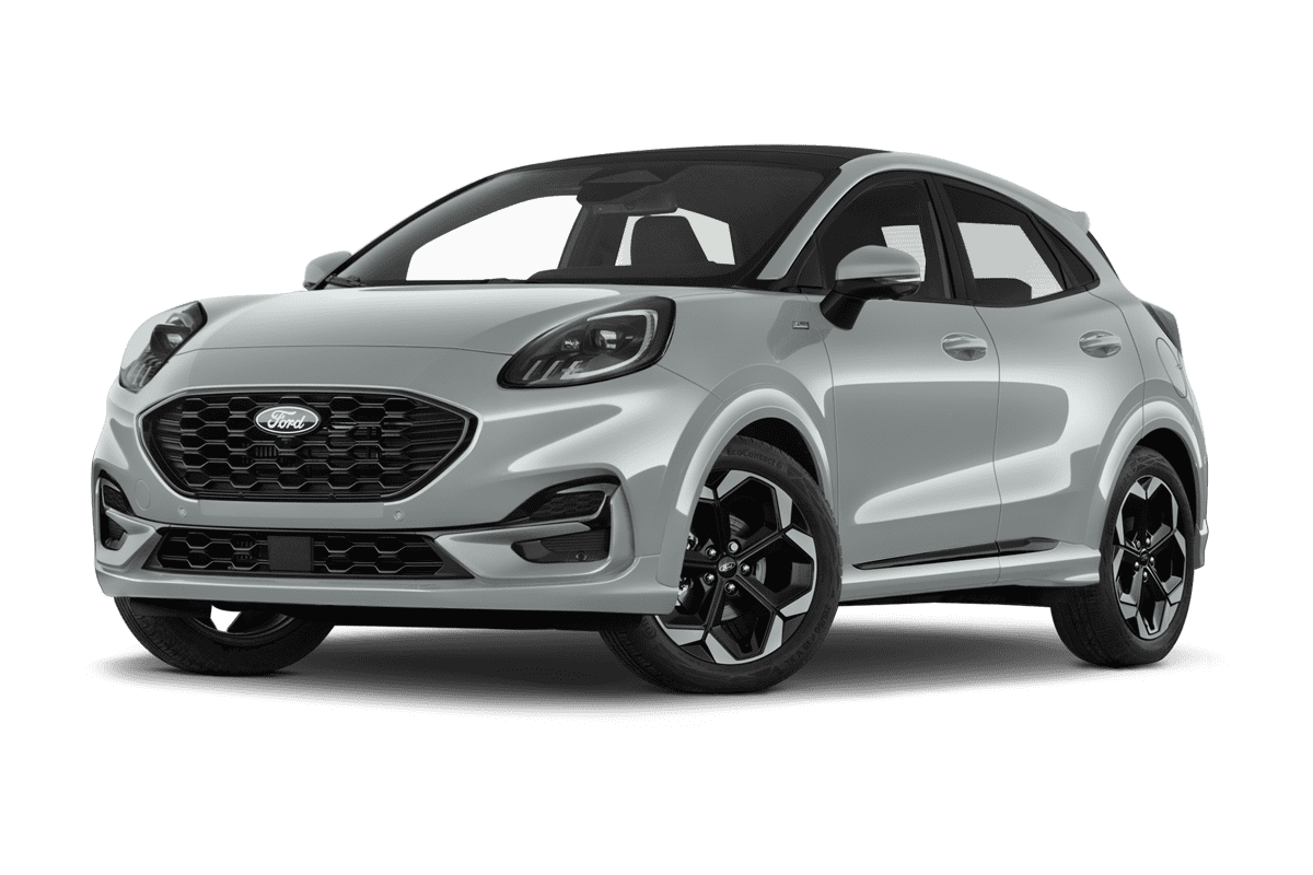 Tiefe, schräge Heckansicht eines Ford Puma, freigestellt