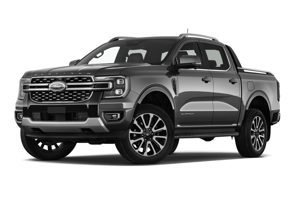 Tiefe, schräge Heckansicht eines Ford Ranger Plug-in-Hybrid , freigestellt