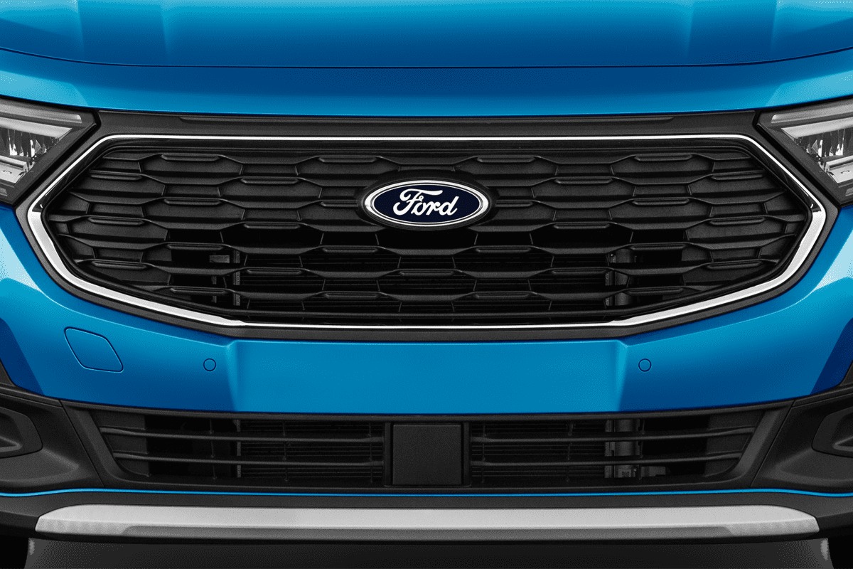 Kühlergrill eines Ford Tourneo Connect Plug-in-Hybrid