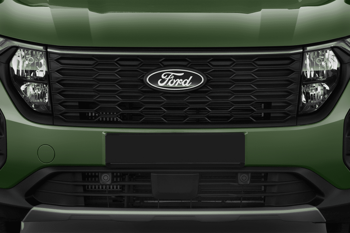 Kühlergrill eines Ford E-Tourneo Courier 