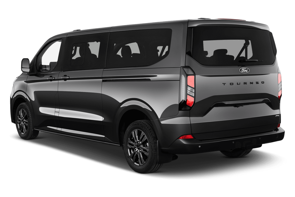 Schräge Heckansicht eines Ford Tourneo Custom , freigestellt