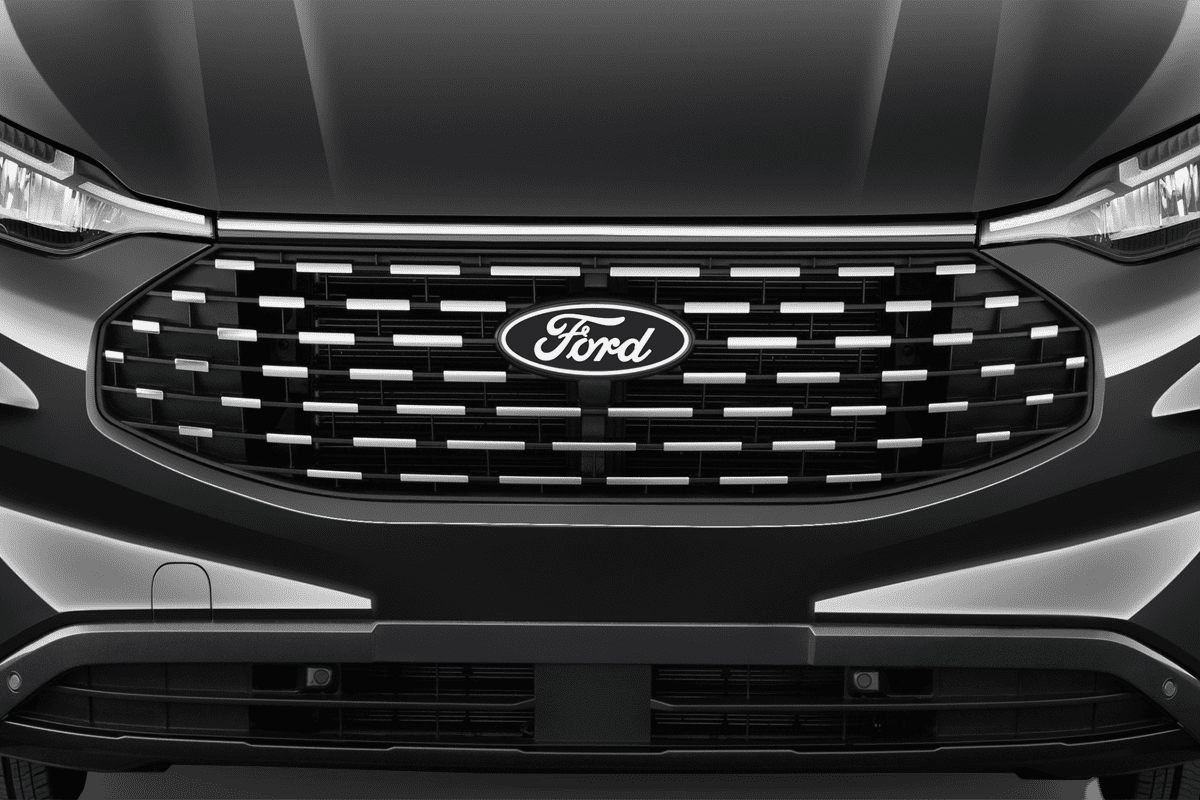 Kühlergrill eines Ford Tourneo Custom 