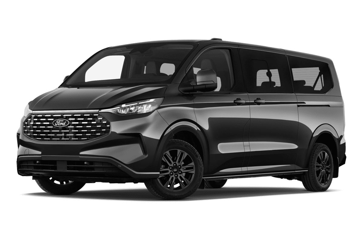 Tiefe, schräge Heckansicht eines Ford Tourneo Custom , freigestellt