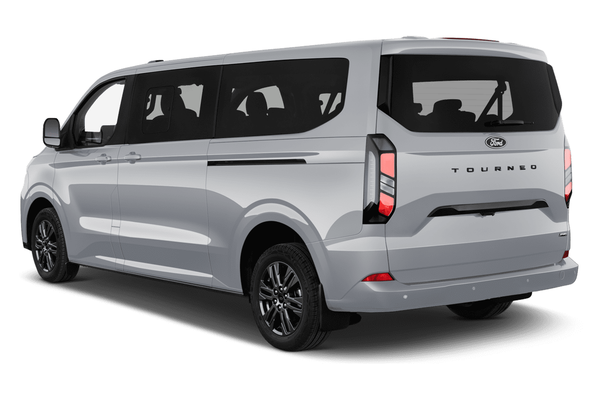 Schräge Heckansicht eines Ford Tourneo Custom , freigestellt