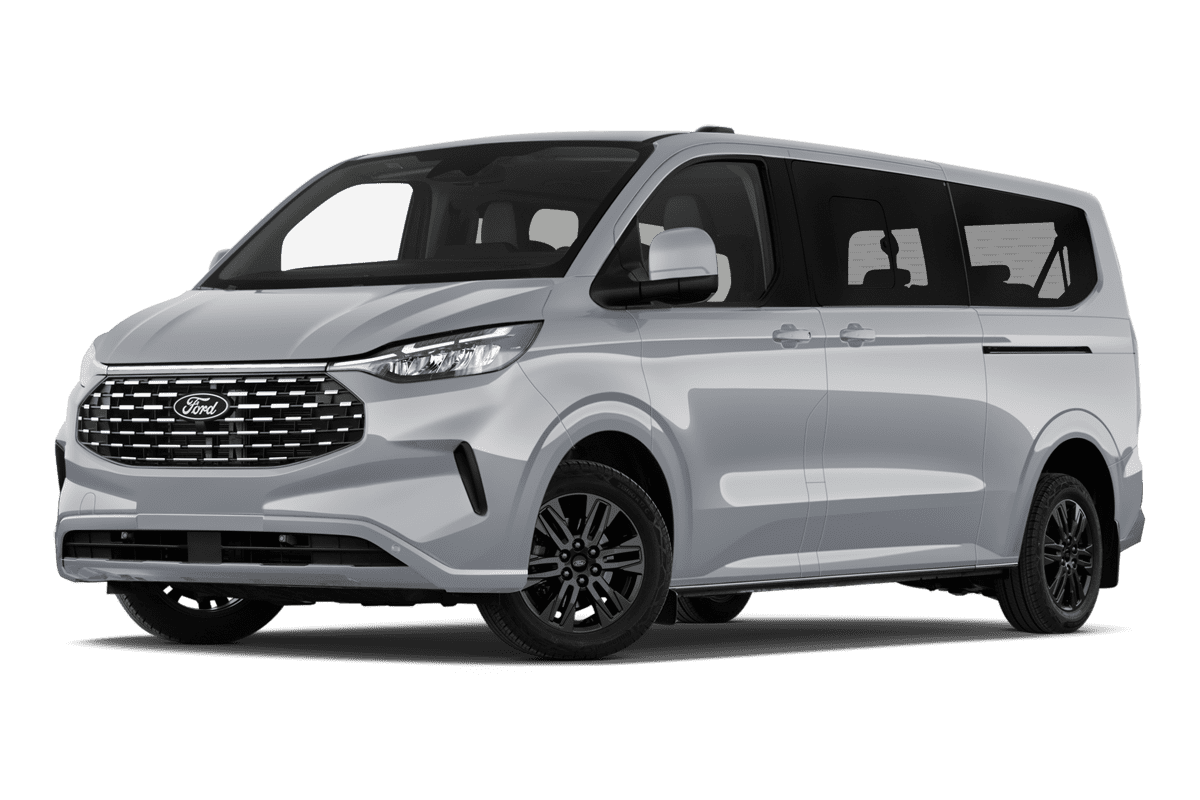 Tiefe, schräge Heckansicht eines Ford Tourneo Custom , freigestellt