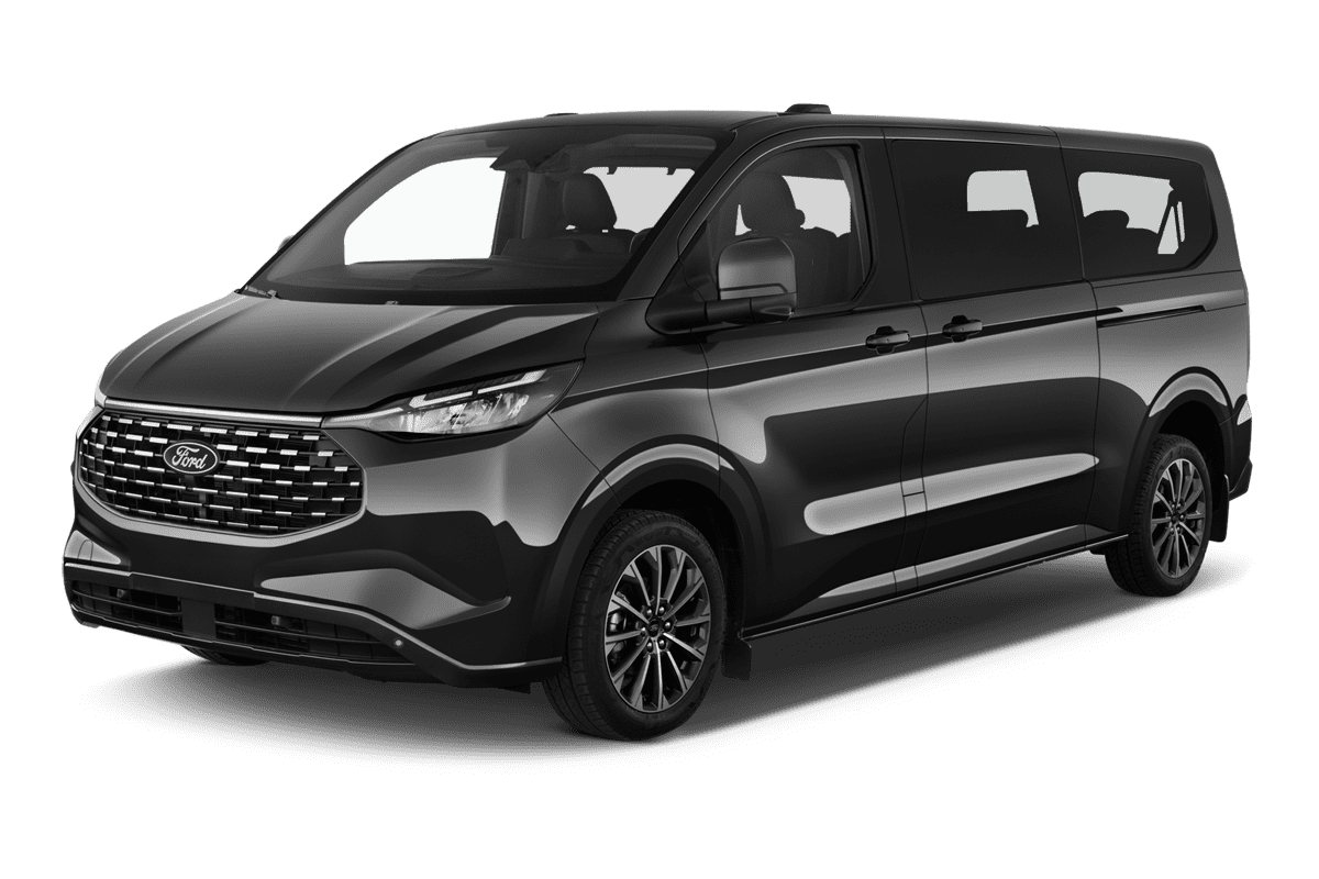 Schräge Frontansicht eines Ford Tourneo Custom Plug-In-Hybrid , freigestellt