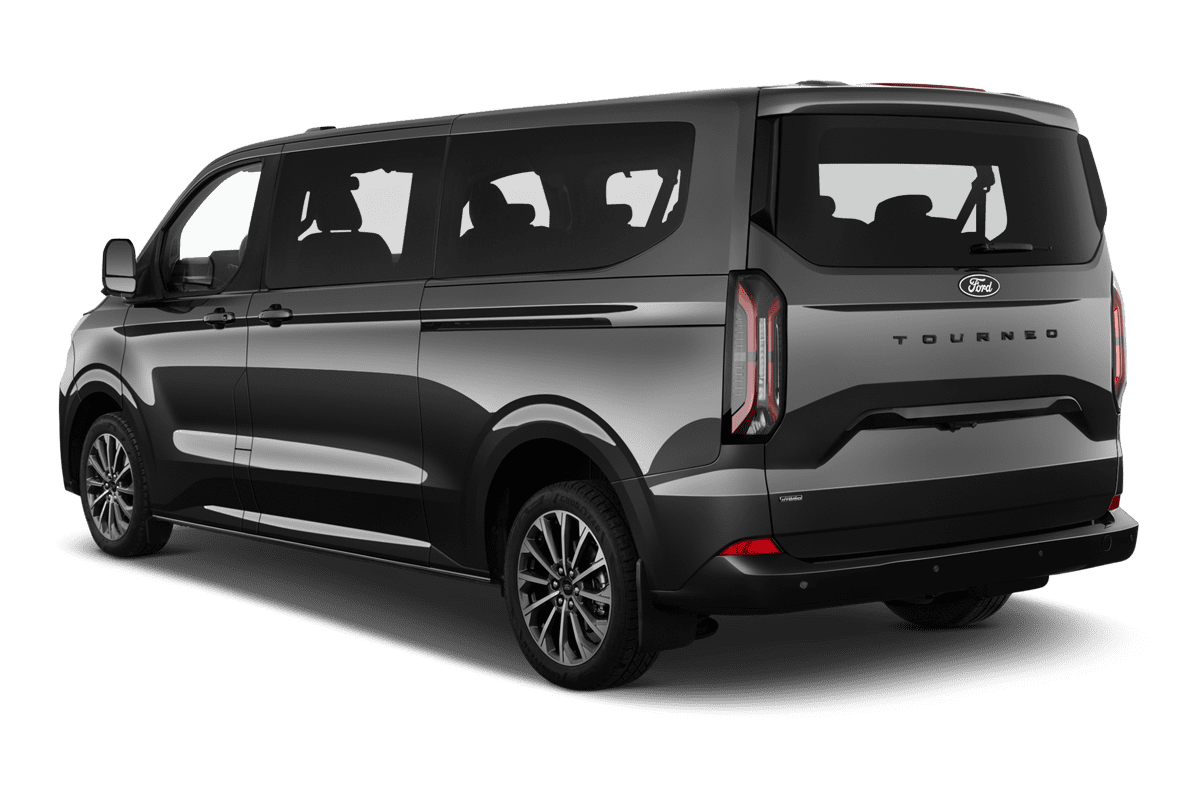 Schräge Heckansicht eines Ford Tourneo Custom Plug-In-Hybrid , freigestellt