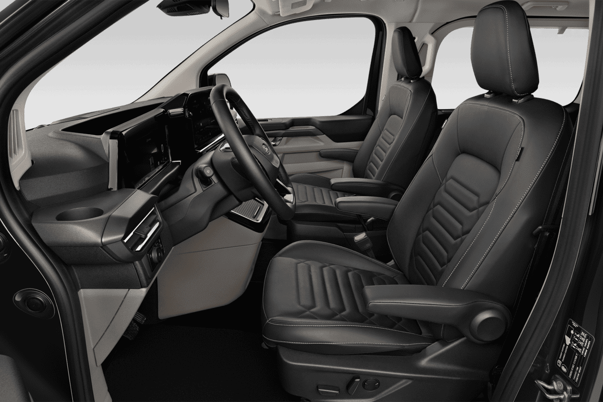 Vordersitze eines Ford Tourneo Custom Plug-In-Hybrid 