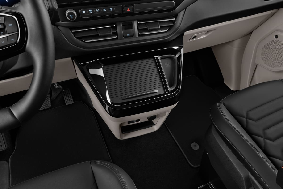 Schaltknüppel eines Ford Tourneo Custom Plug-In-Hybrid 