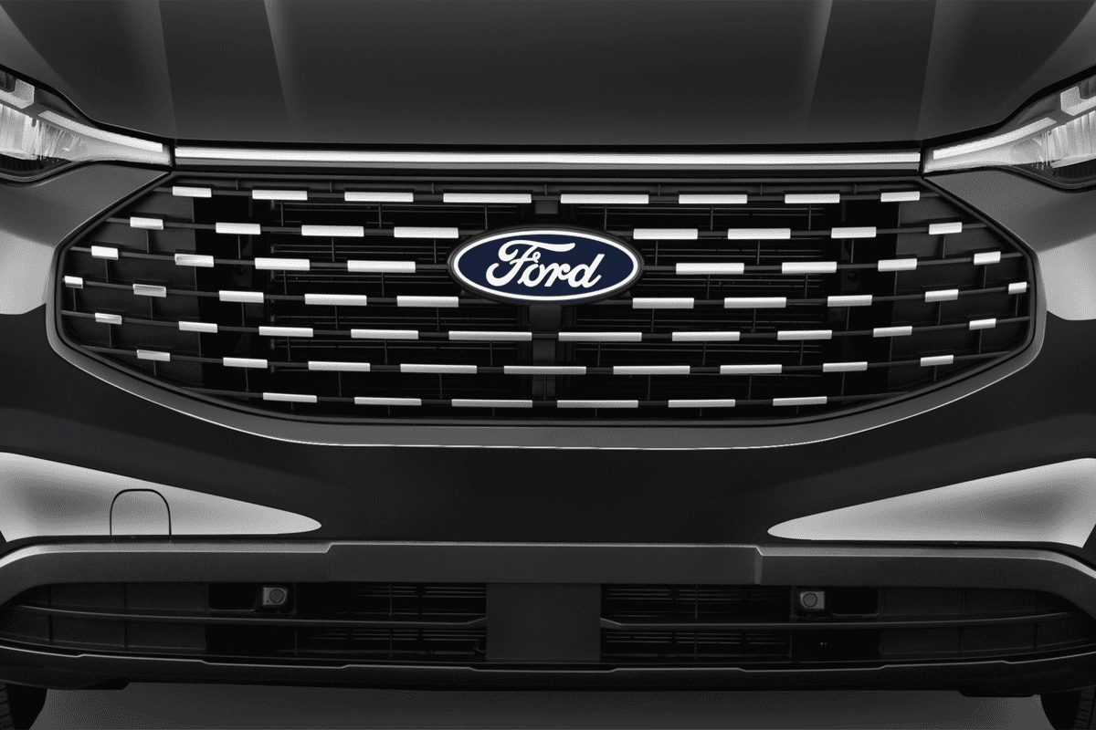 Kühlergrill eines Ford Tourneo Custom Plug-In-Hybrid 