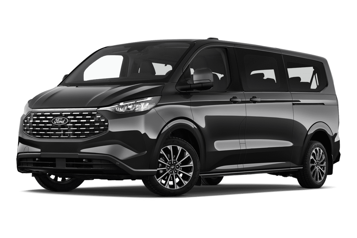 Tiefe, schräge Heckansicht eines Ford Tourneo Custom Plug-In-Hybrid , freigestellt