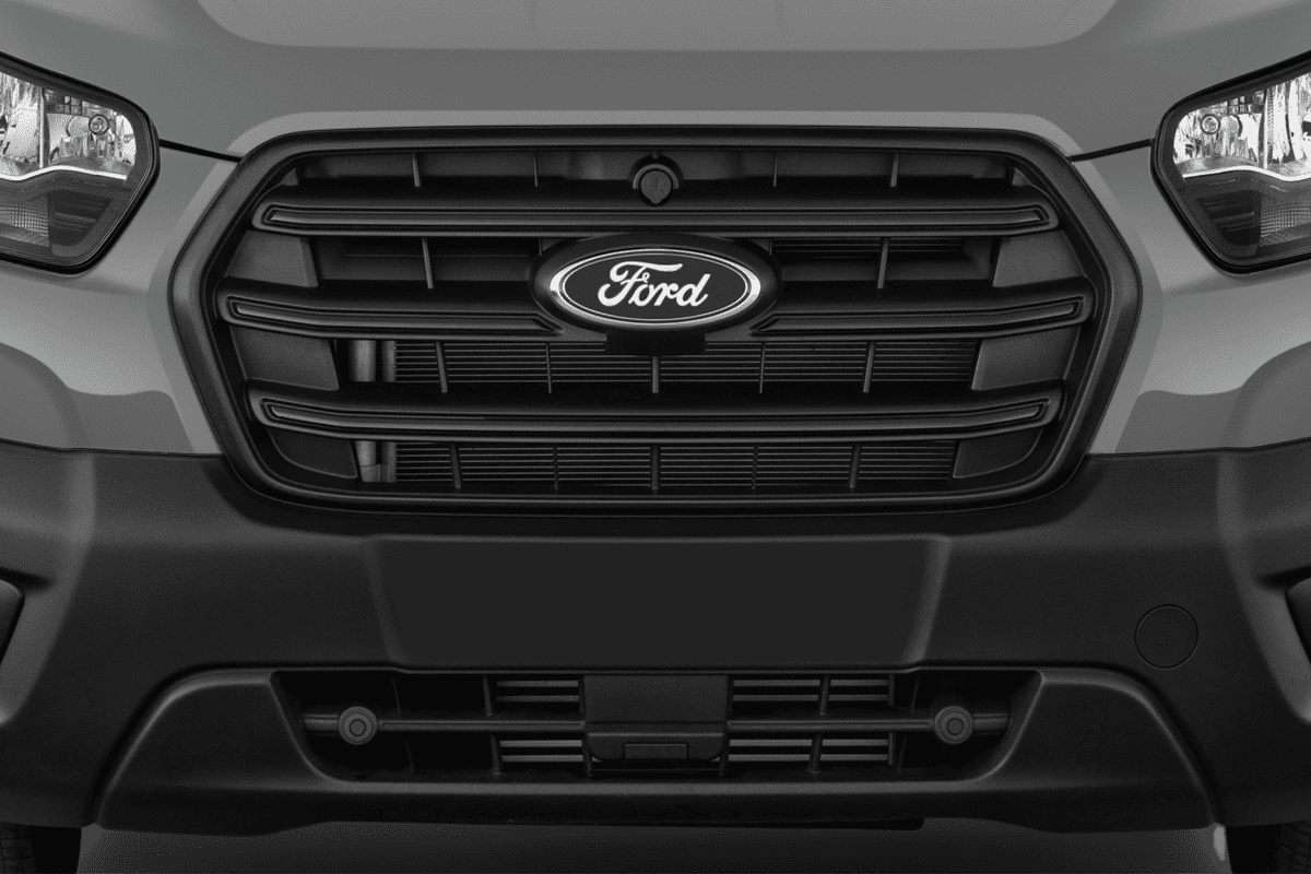 Kühlergrill eines Ford Transit Kastenwagen