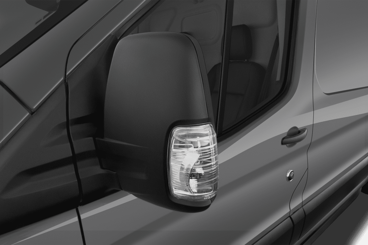 Rückspiegel eines Ford Transit Kastenwagen