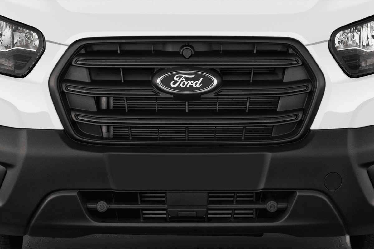 Kühlergrill eines Ford Transit Kastenwagen