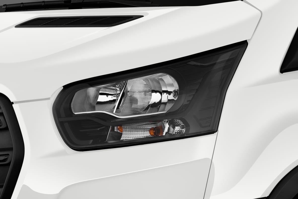 Frontscheinwerfer eines Ford Transit Kastenwagen