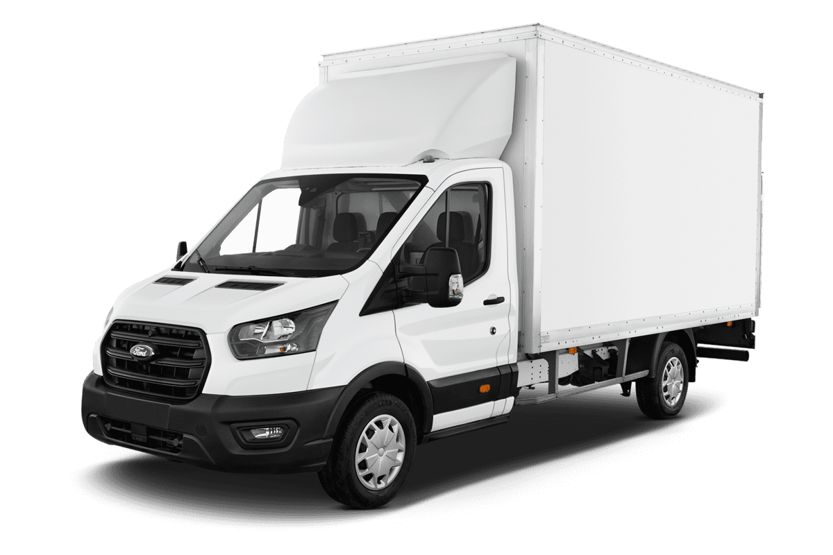 Schräge Frontansicht eines Ford Transit Fahrgestell , freigestellt