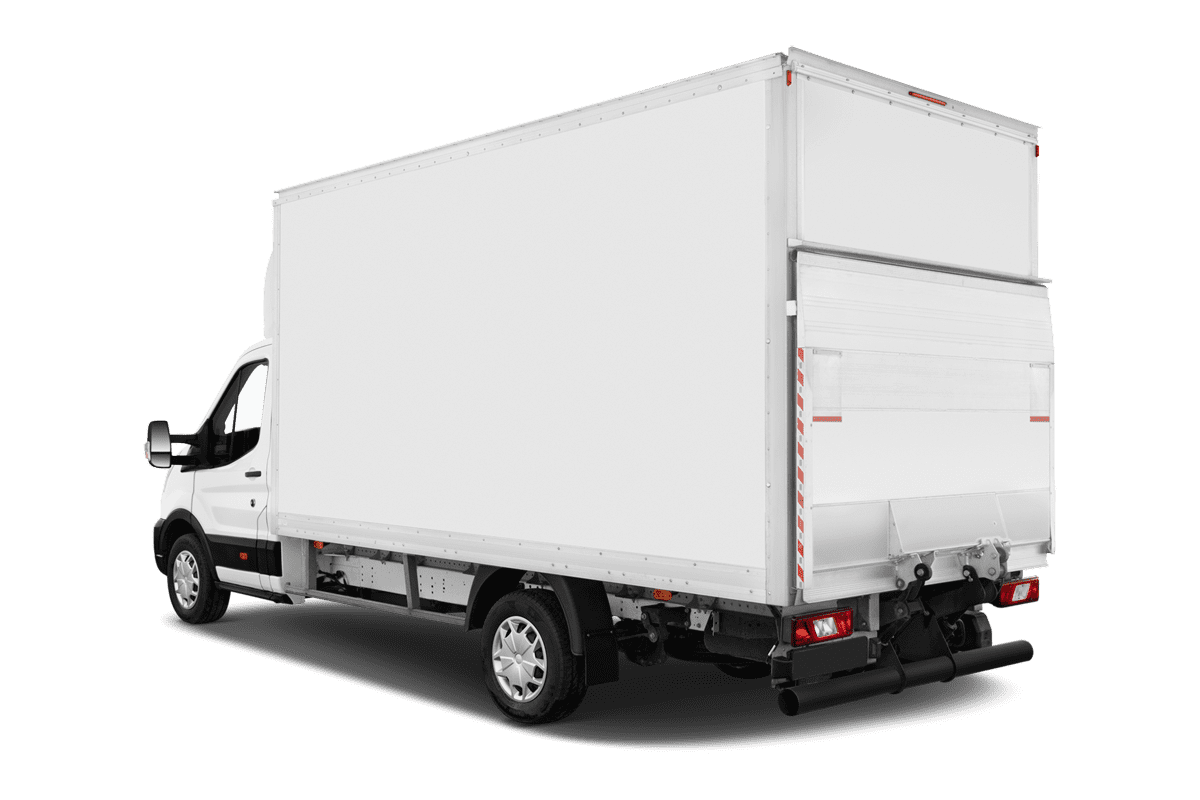 Schräge Heckansicht eines Ford Transit Fahrgestell , freigestellt