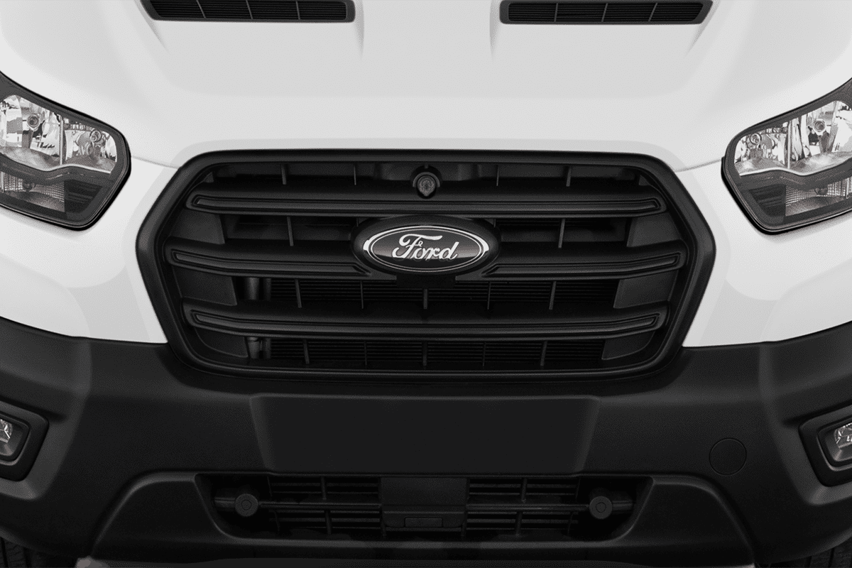 Kühlergrill eines Ford Transit Fahrgestell 