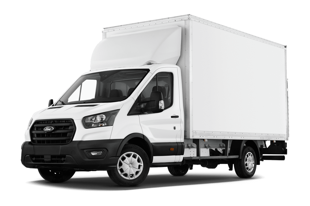 Tiefe, schräge Heckansicht eines Ford Transit Fahrgestell , freigestellt