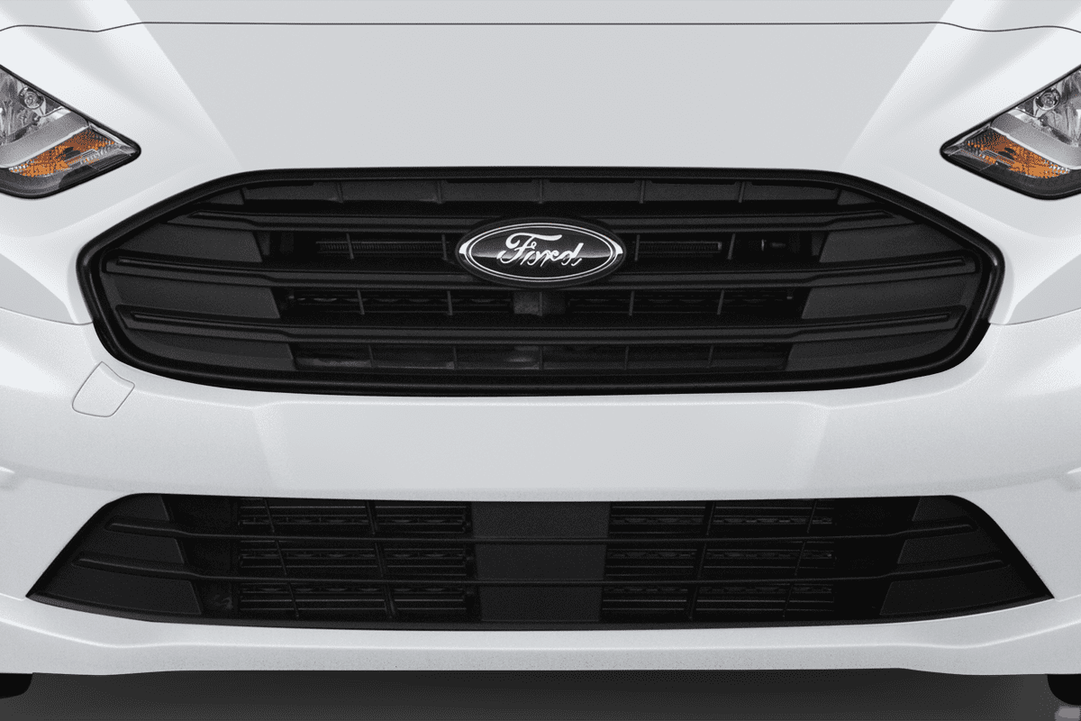 Kühlergrill eines Ford Transit Connect Kastenwagen 