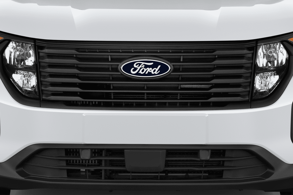 Kühlergrill eines Ford Transit Courier Kastenwagen 