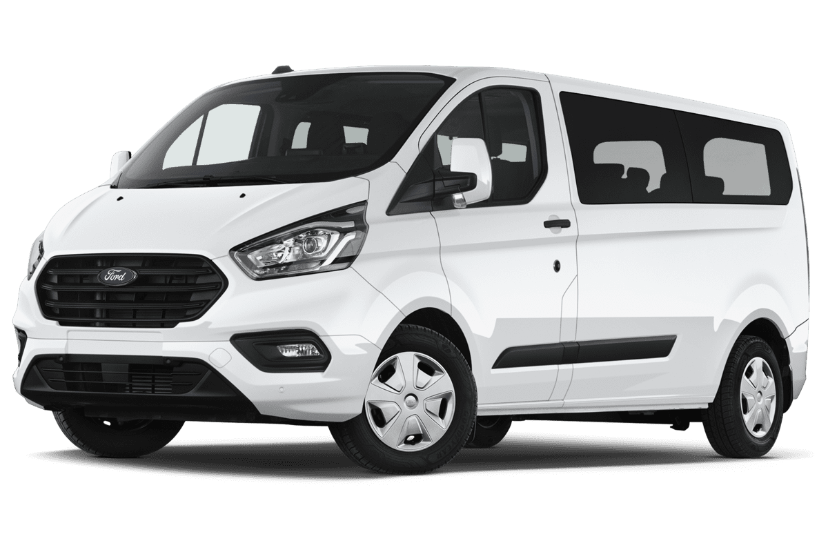 Tiefe, schräge Heckansicht eines Ford Transit Custom Kombi , freigestellt