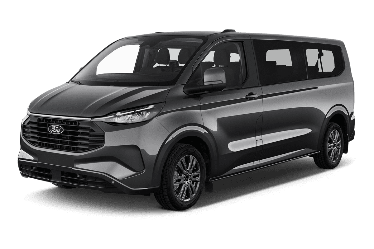 Schräge Frontansicht eines Ford Transit Custom Kombi Plug-In-Hybrid, freigestellt