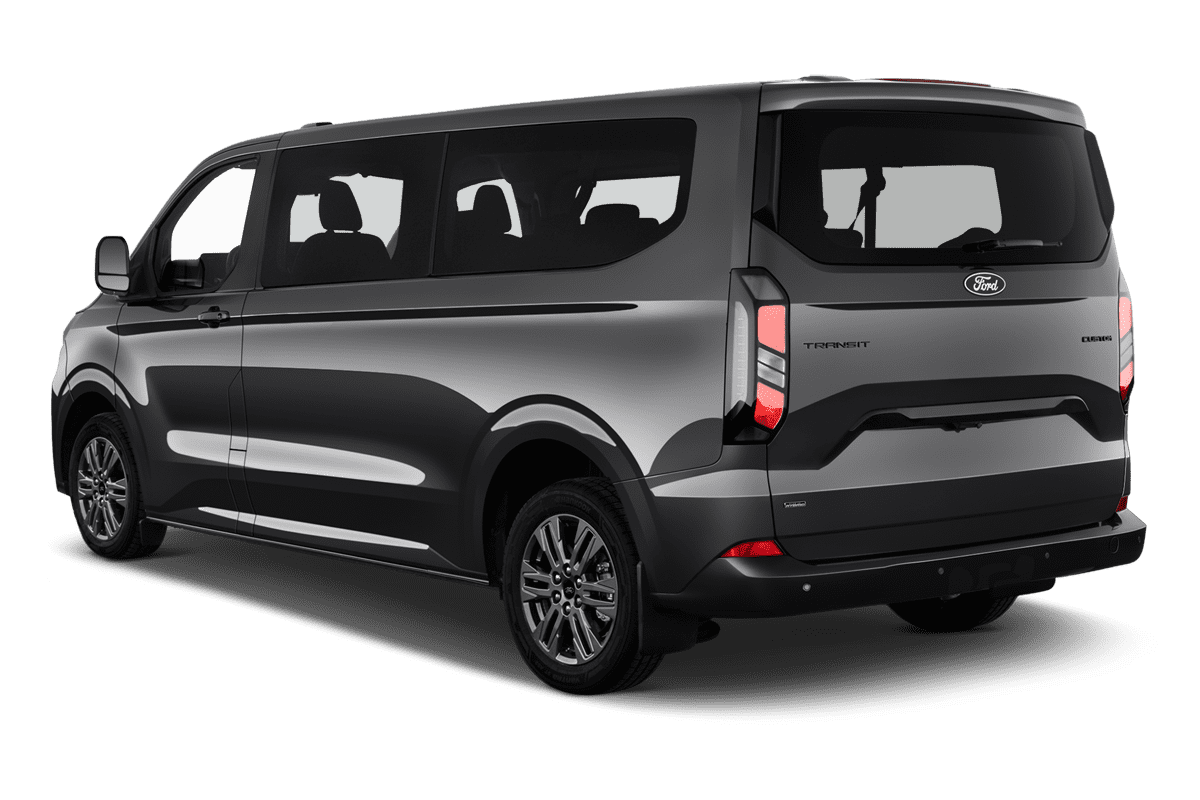 Schräge Heckansicht eines Ford Transit Custom Kombi Plug-In-Hybrid, freigestellt