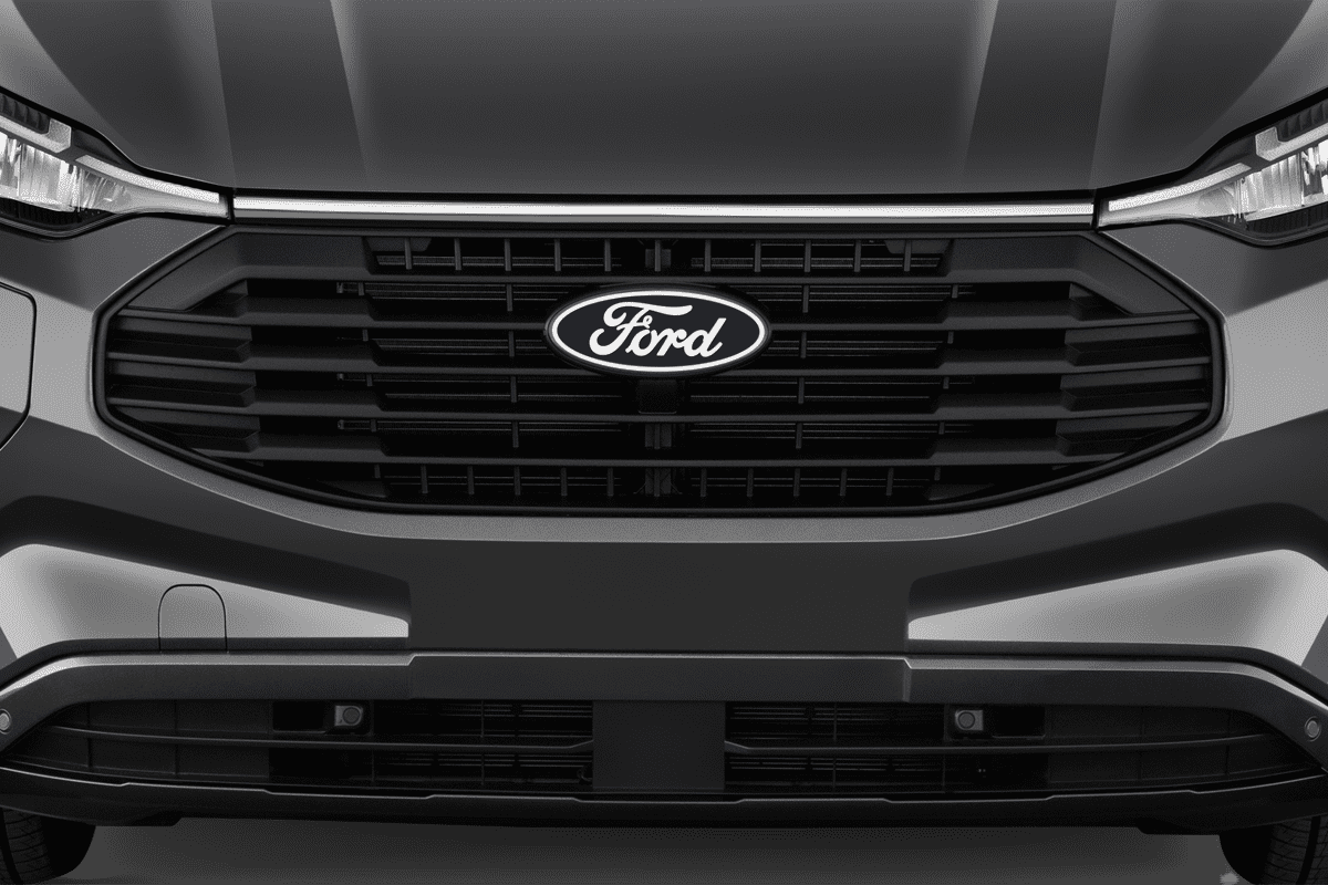 Kühlergrill eines Ford Transit Custom Kombi Plug-In-Hybrid