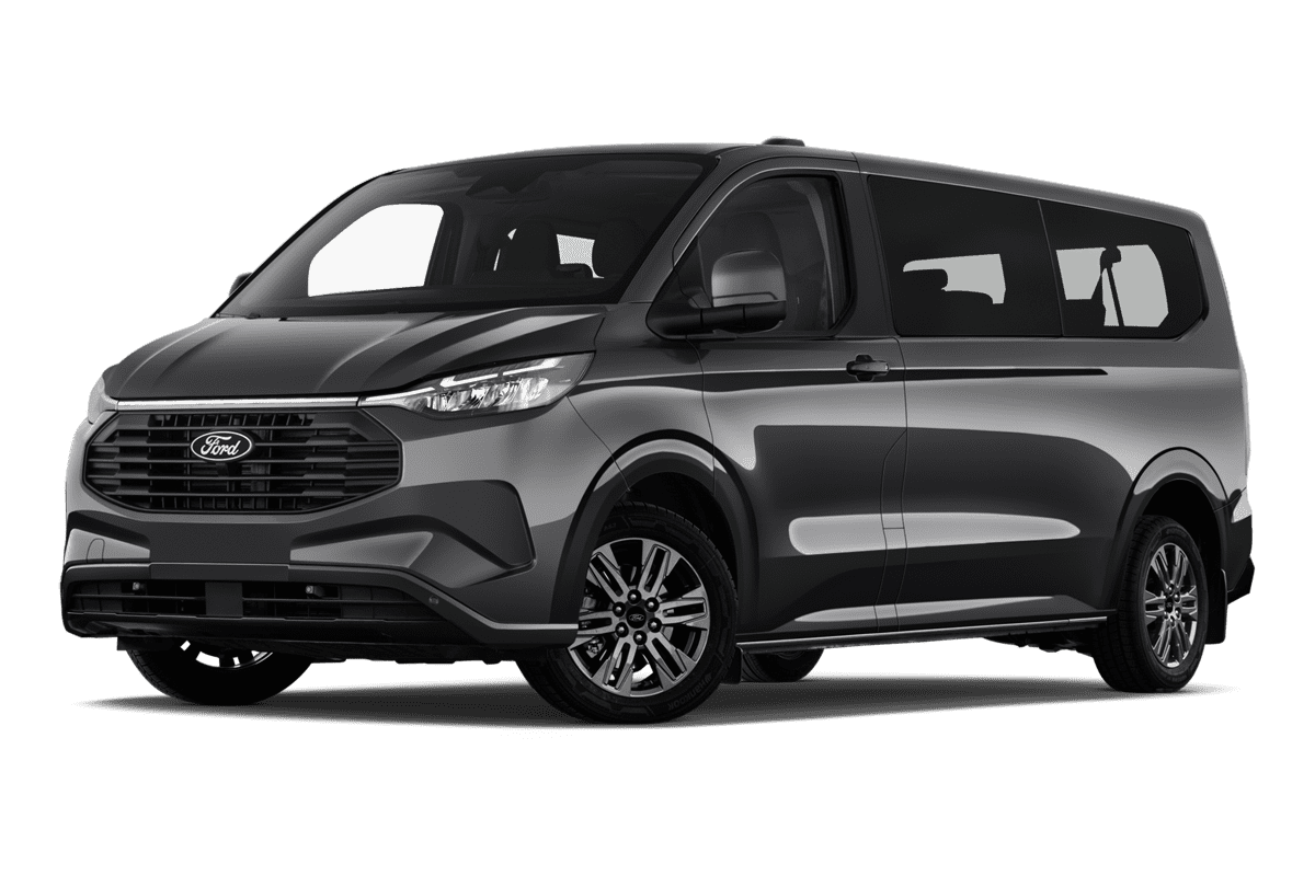 Tiefe, schräge Heckansicht eines Ford Transit Custom Kombi Plug-In-Hybrid, freigestellt