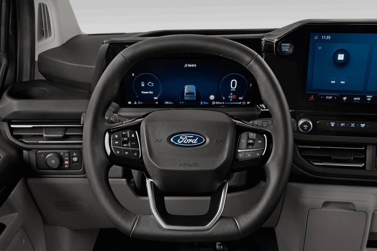 Lenkrad eines Ford Transit Custom Kombi Plug-In-Hybrid