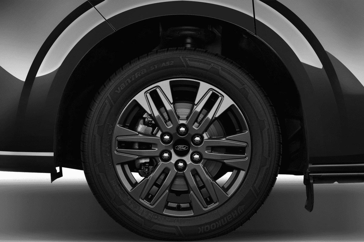 Radkappe oder Felge eines Ford Transit Custom Kombi Plug-In-Hybrid