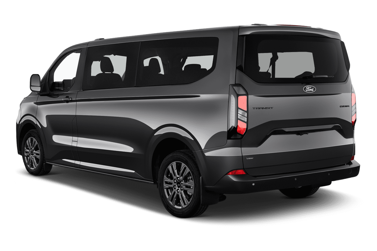 Schräge Heckansicht eines Ford Transit Custom Kombi Plug-In-Hybrid, freigestellt