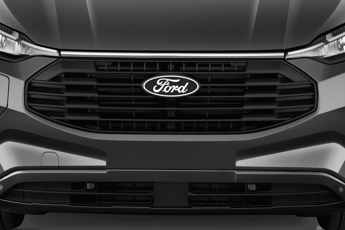 Kühlergrill eines Ford Transit Custom Kombi Plug-In-Hybrid