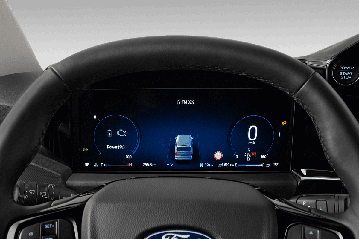 Kombiinstrument eines Ford Transit Custom Kombi Plug-In-Hybrid