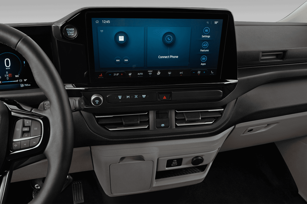 Mittelkonsole eines Ford Transit Custom Kombi Plug-In-Hybrid