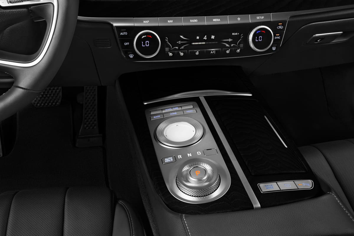 Schaltknüppel eines Genesis G80