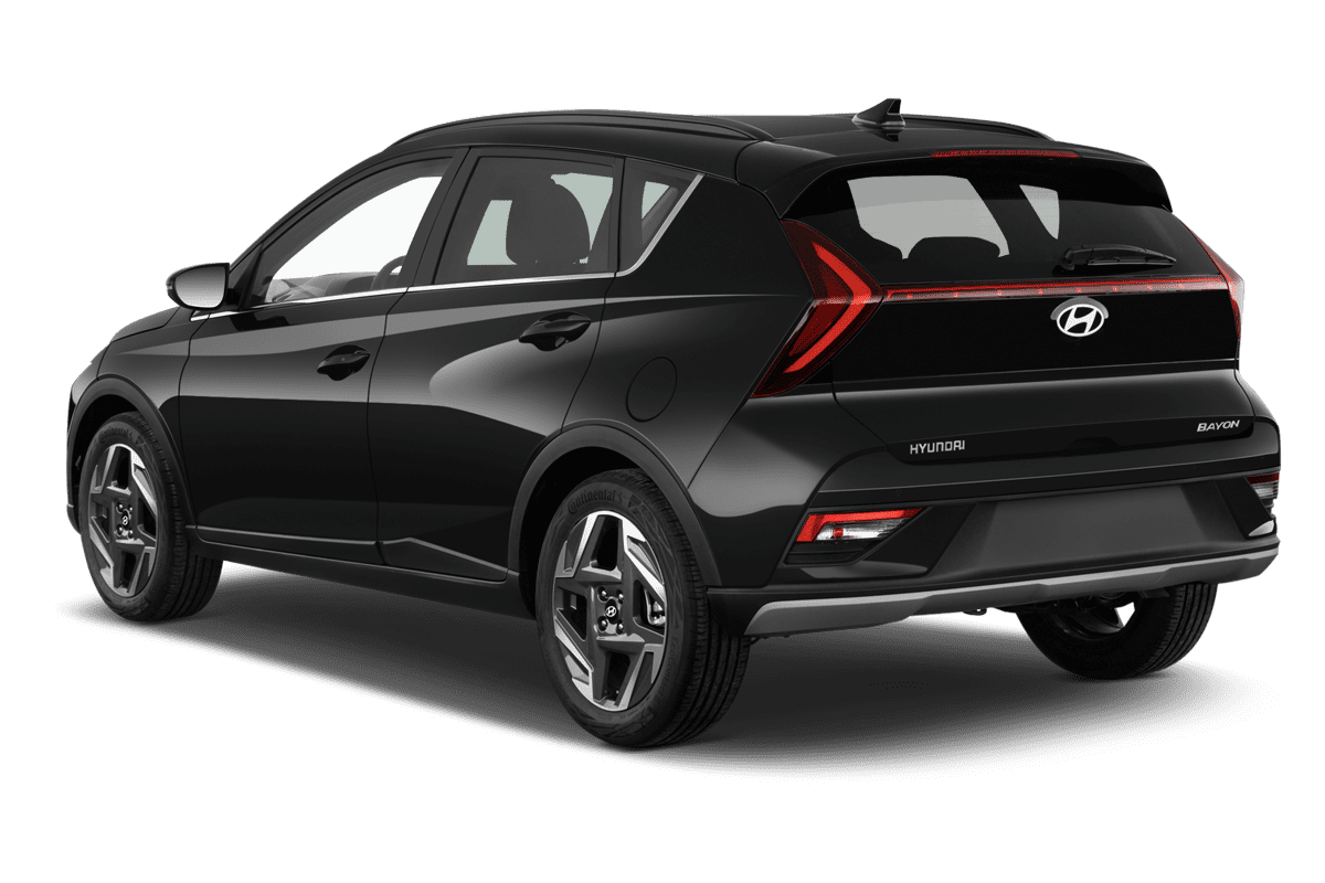 Schräge Heckansicht eines Hyundai Bayon, freigestellt