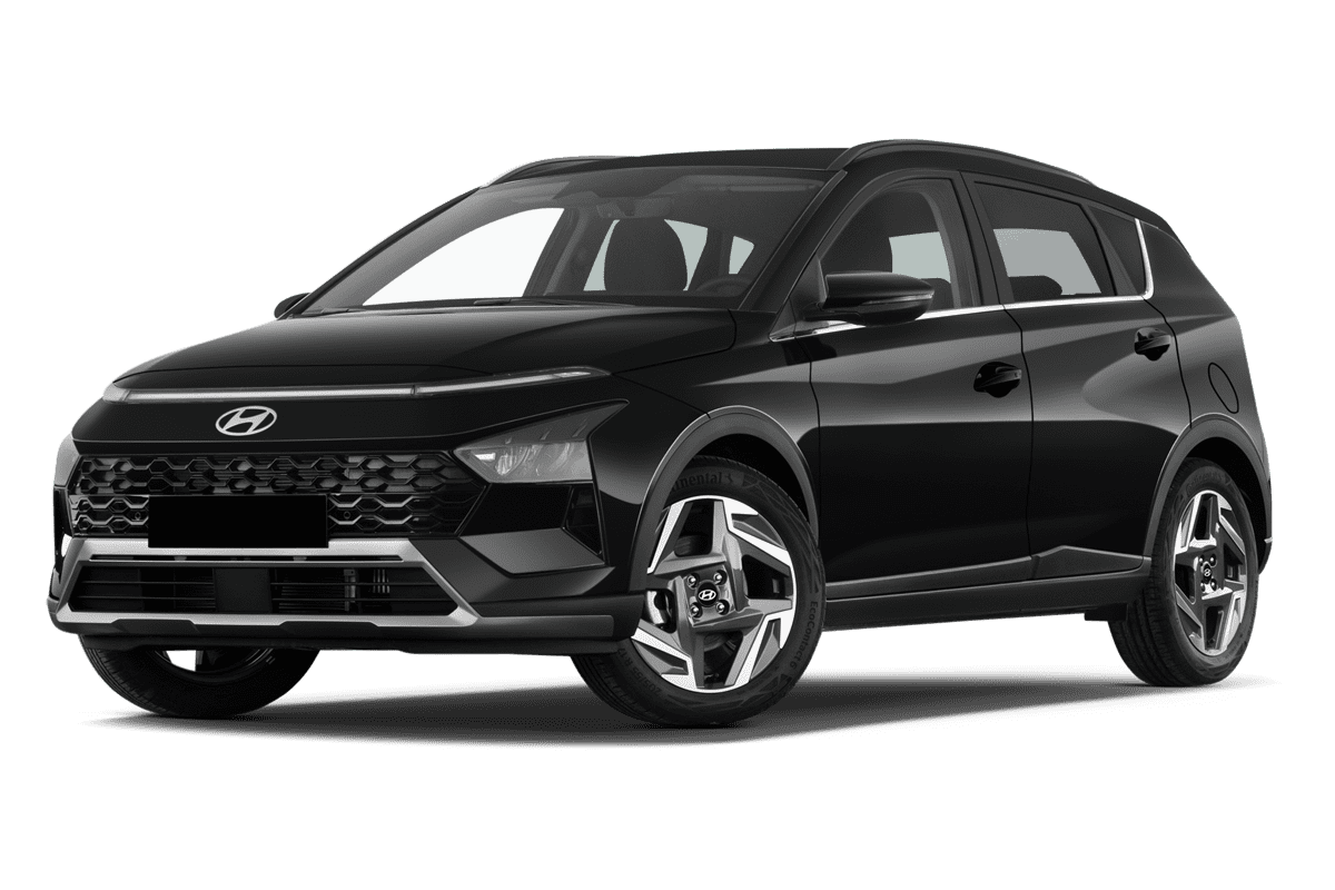 Tiefe, schräge Heckansicht eines Hyundai Bayon, freigestellt