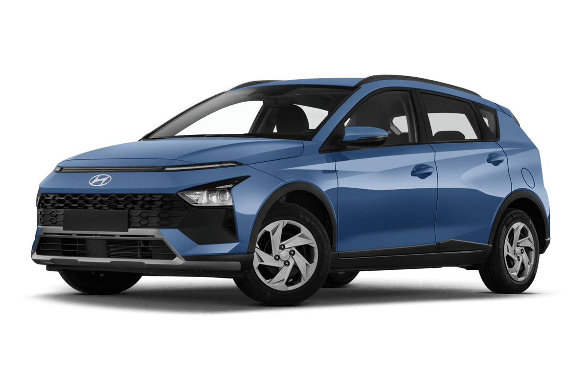 Tiefe, schräge Heckansicht eines Hyundai Bayon, freigestellt