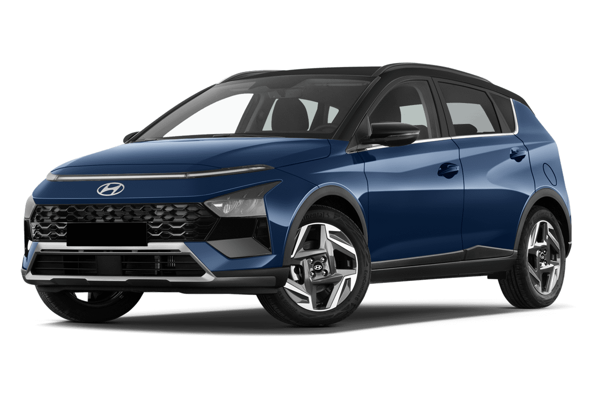 Tiefe, schräge Heckansicht eines Hyundai Bayon, freigestellt