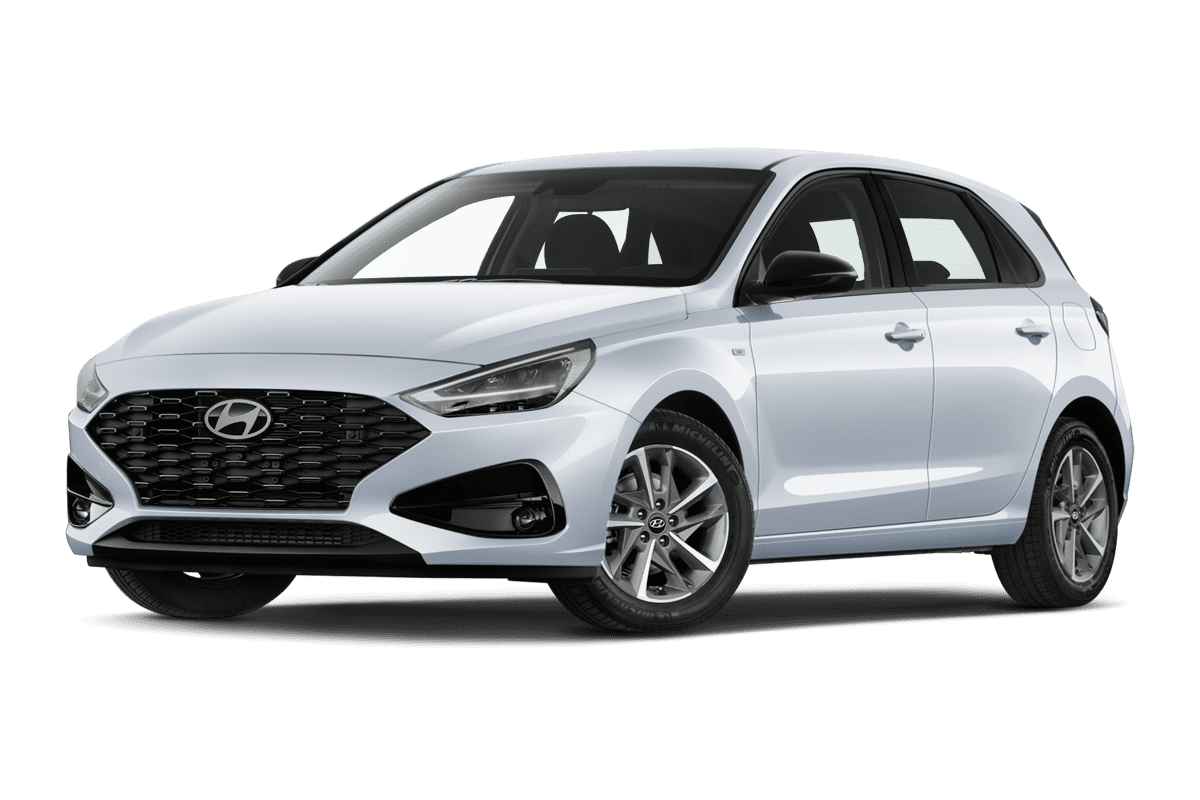 Tiefe, schräge Heckansicht eines Hyundai i30, freigestellt